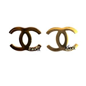 DESIGNER GOLD STUD EARRINGS IN DESIGNER POUCH